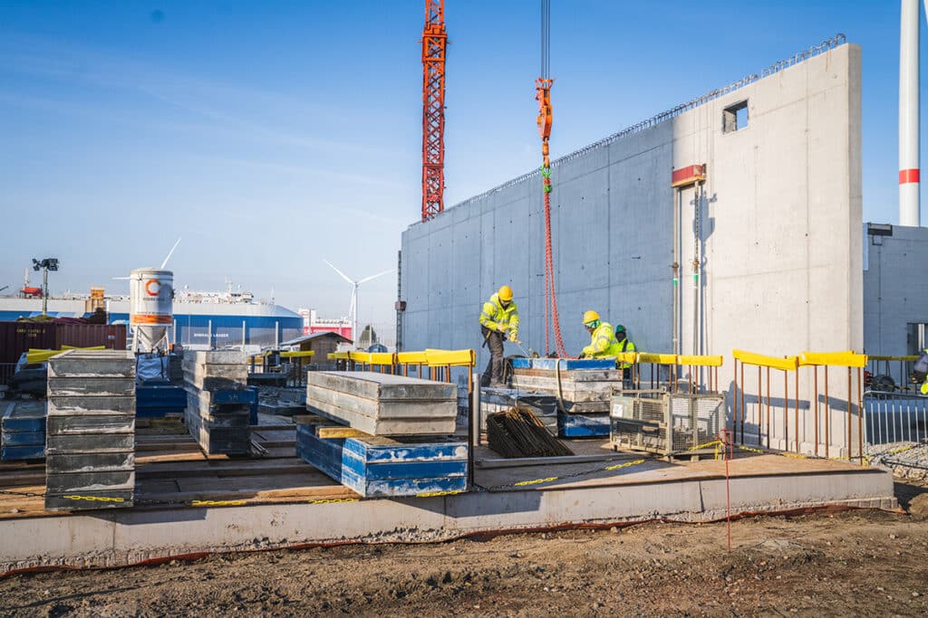 Eerste groene waterstoffabriek van België in aanbouw in Zeebrugge